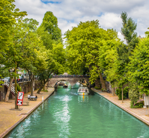 Kanal mit Boot und Br&uuml;cke in der Altstadt von Utrecht, Niederlande.