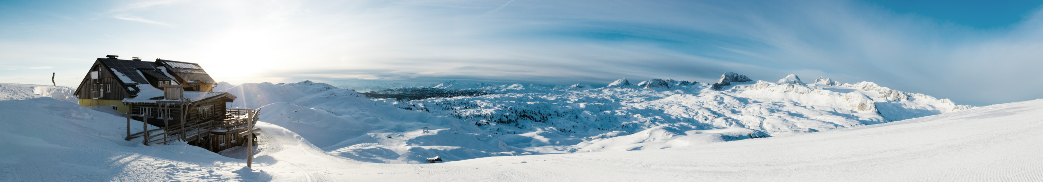 Wundersch&ouml;ne Panorama-Winterlandschaft mit Piste