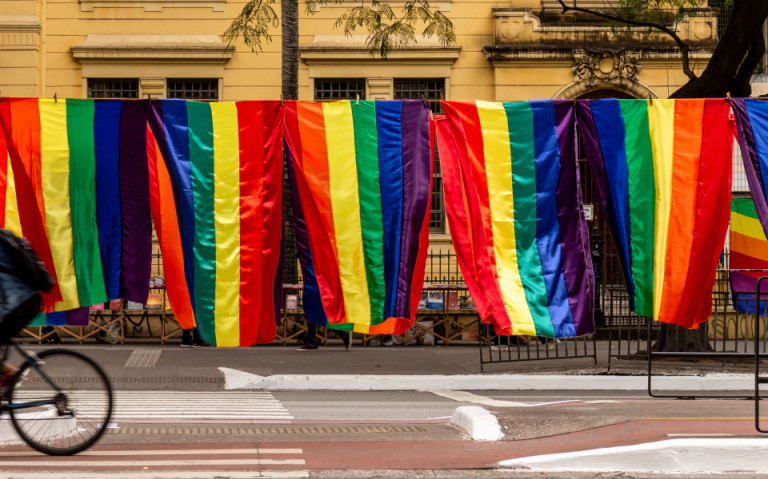 Regenbogenfahnen hängen an der Avenida Paulista während der LGBT Pride Parade in São Paulo, Brasilien.