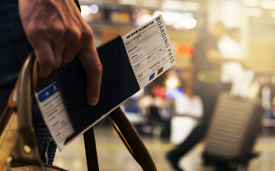 Frau mit Boardkarten und Visum