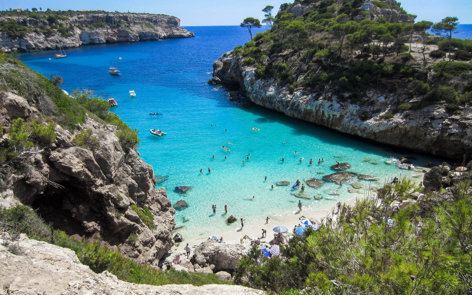 Strand mit Urlaubern in Spanien