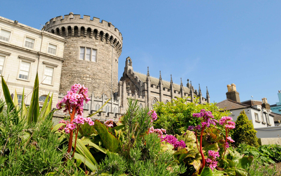 Dublin Castle von Dubh Linn Gardens an einem sonnigen Fr&uuml;hlingstag im Medieval Quarter