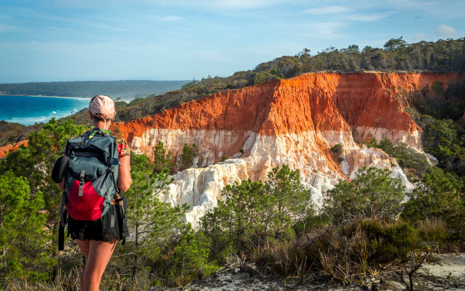 Blick auf die roten und wei&szlig;en Felsformationen im Ben Boyd Nationalpark