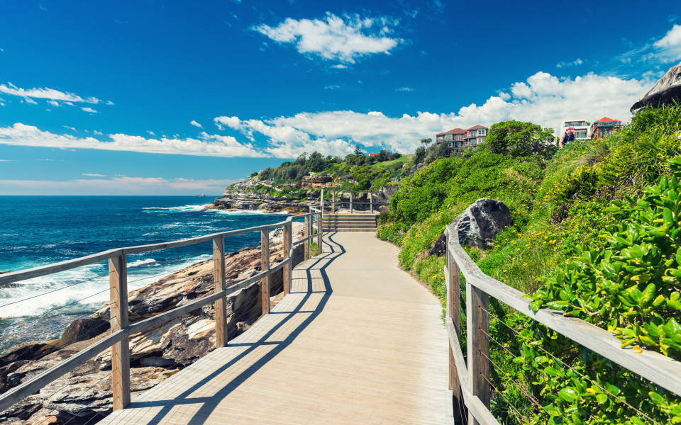Der sch&ouml;nste Strand in Australien: Holzweg entlang der K&uuml;ste mit Blick auf den Bondi Beach und das Meer.