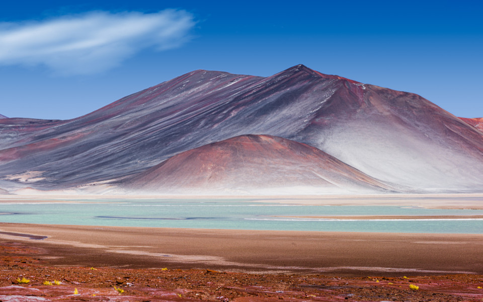 Panorama einer farbenfrohen Berglandschaft mit Vulkanen und dem Salzsee &bdquo;Laguna de Talar&ldquo; in den Anden im Norden Chiles
