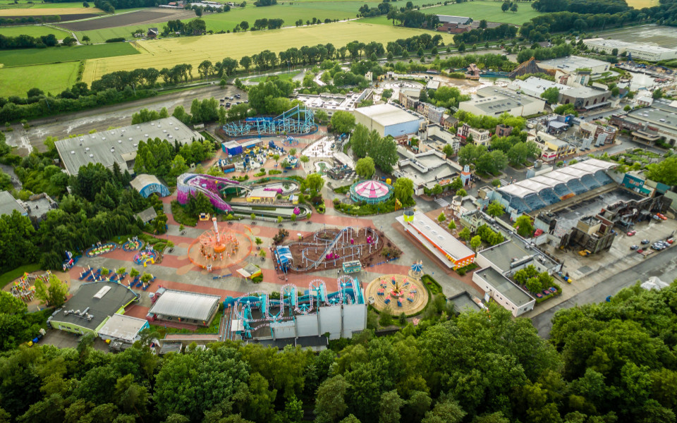 Luftaufnahme des Movie Parks in Bottrop, der verschiedene Fahrgesch&auml;fte, bunte Attraktionen und ein weitl&auml;ufiges Gel&auml;nde zeigt.