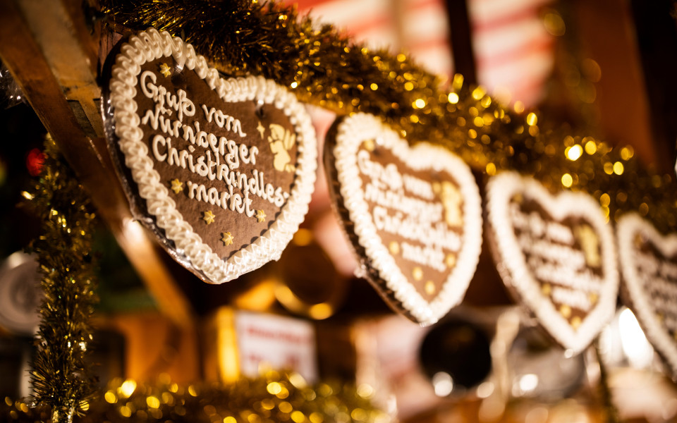 Lebkuchenherzen mit Aufschrift &sbquo;Gru&szlig; vom N&uuml;rnberger Christkindlesmarkt&lsquo; an Weihnachtsmarktstand in N&uuml;rnberg